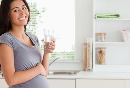 فواید نوشیدن آب در دوران بارداری